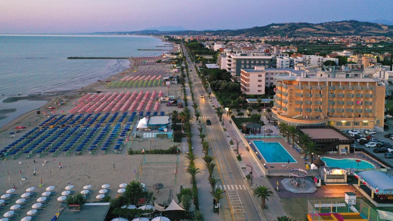 Hotel Maxim'S Martinsicuro Dış mekan fotoğraf